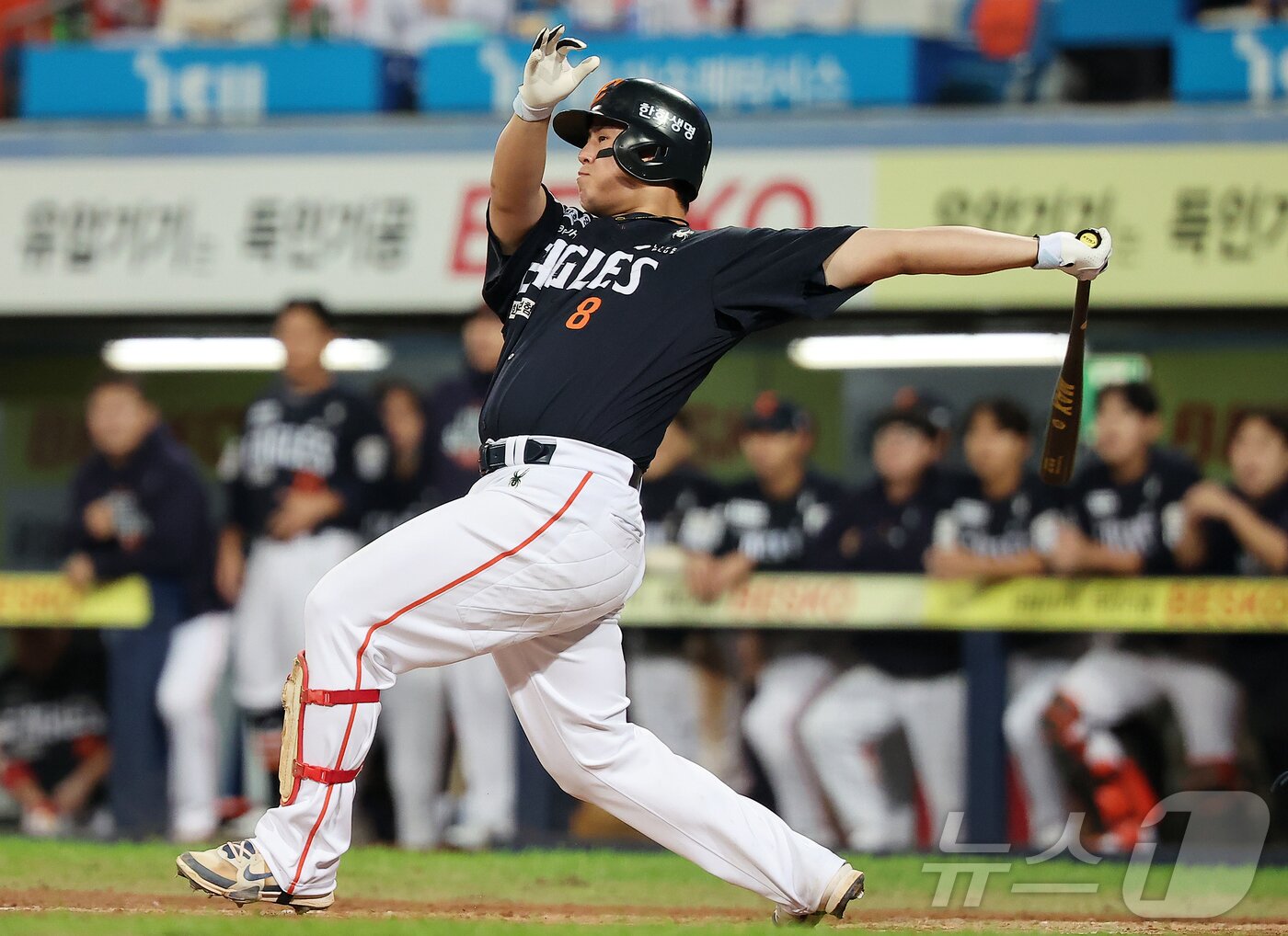 본문 이미지 - 21일 대구삼성라이온즈파크에서 열린 2025 신한 SOL뱅크 KBO 포스트시즌 플레이오프 3차전 한화 이글스와 삼성 라이온즈의 경기, 한화 노시환이 5회초 2사 2루 상황 역전 투런홈런을 치고 있다. 2025.10.21/뉴스1 ⓒ News1 김진환 기자