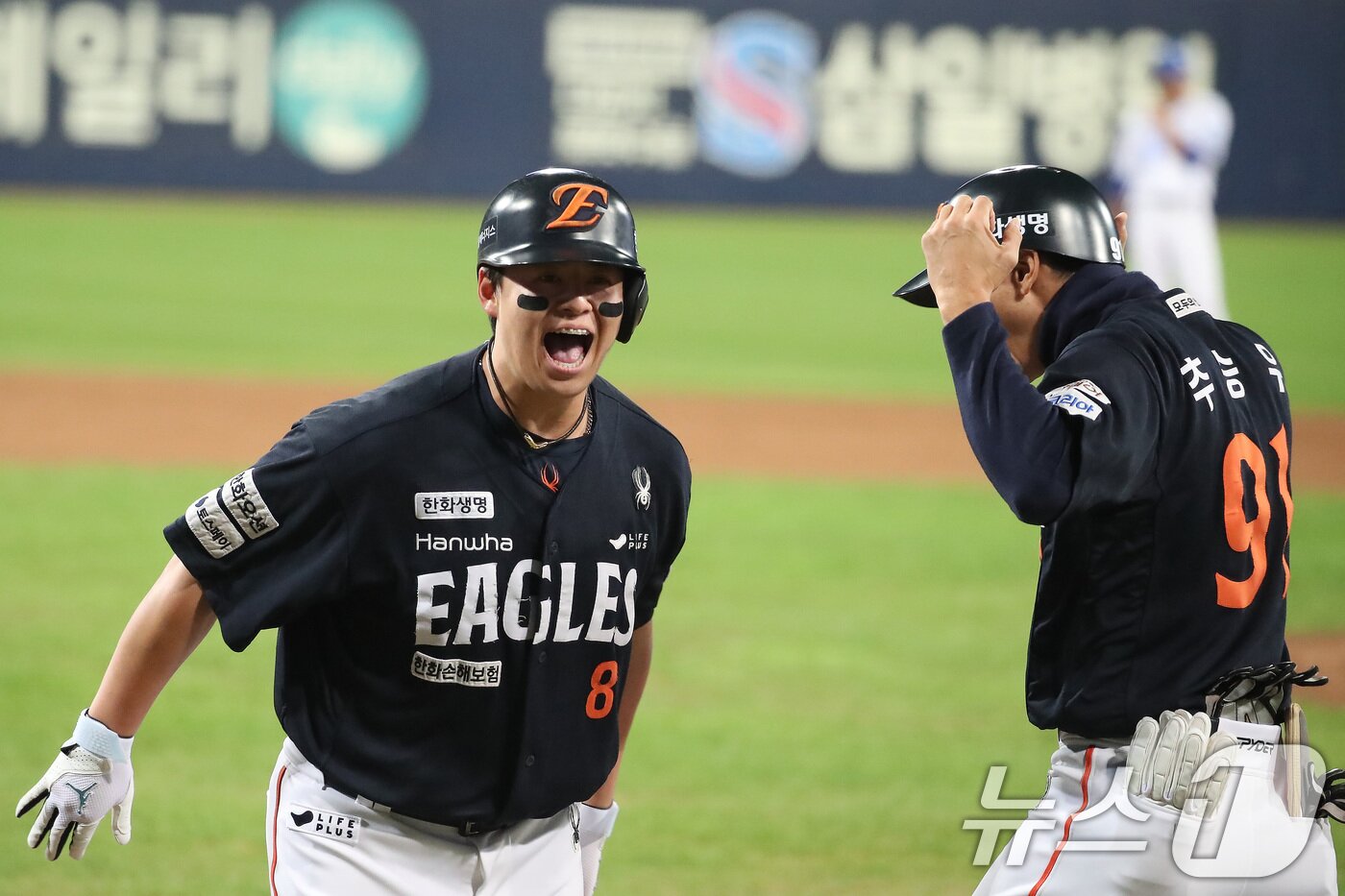 본문 이미지 - 21일 오후 대구 삼성라이온즈파크에서 열린 프로야구 2025 신한 SOL뱅크 KBO 플레이오프 3차전 삼성 라이온즈와 한화 이글스의 경기, 5회초 2사 3루 상황 한화 노시환이 역전 2점 홈런을 때린 뒤 홈을 밟으며 기뻐하고 있다. 2025.10.21/뉴스1 ⓒ News1 공정식 기자