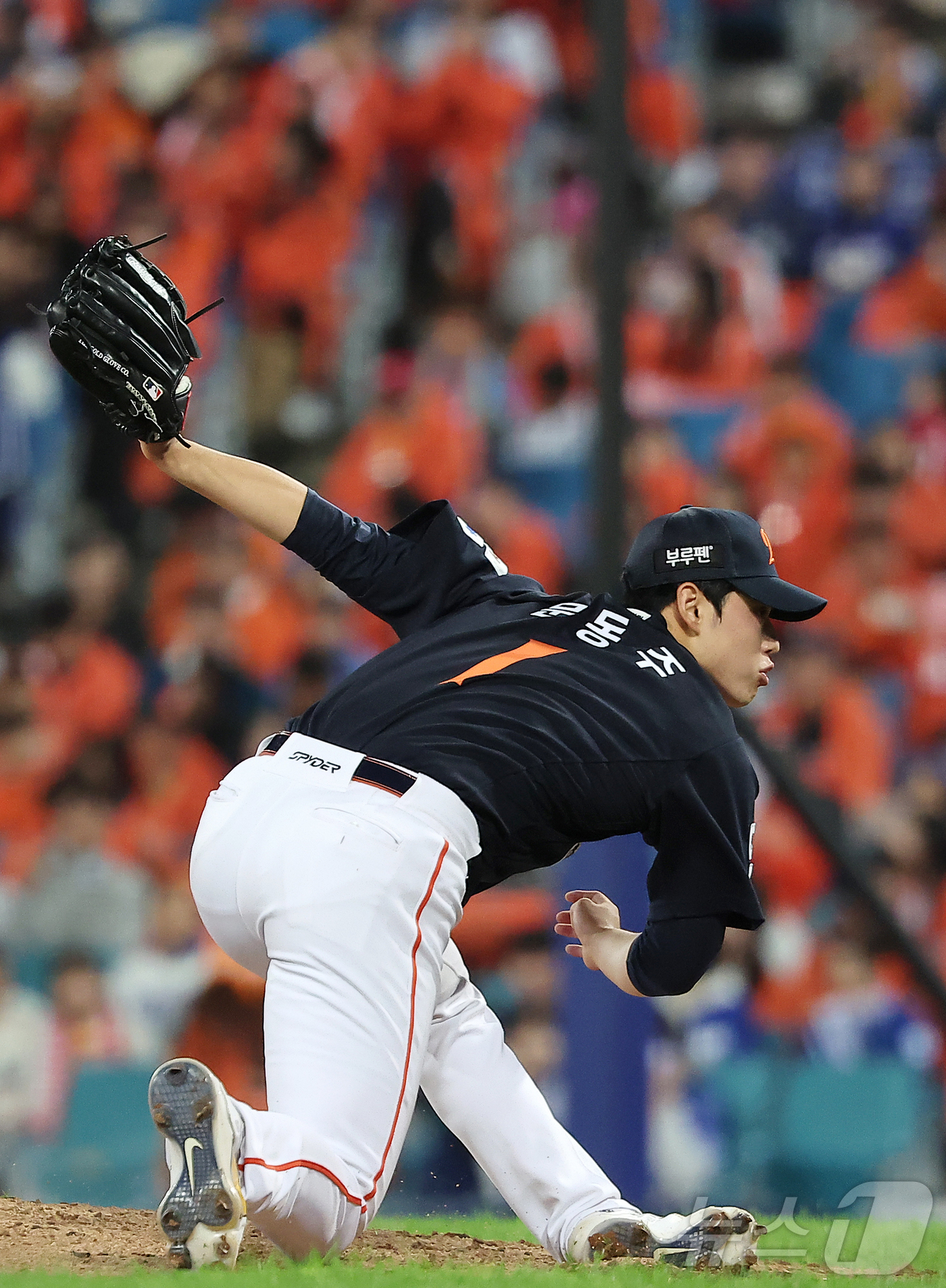 (대구=뉴스1) 김진환 기자 = 21일 대구삼성라이온즈파크에서 열린 2025 신한 SOL뱅크 KBO 포스트시즌 플레이오프 3차전 한화 이글스와 삼성 라이온즈의 경기, 한화 문동주가 …