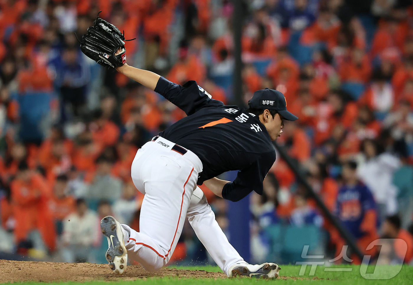 (대구=뉴스1) 김진환 기자 = 21일 대구삼성라이온즈파크에서 열린 2025 신한 SOL뱅크 KBO 포스트시즌 플레이오프 3차전 한화 이글스와 삼성 라이온즈의 경기, 한화 문동주가 …