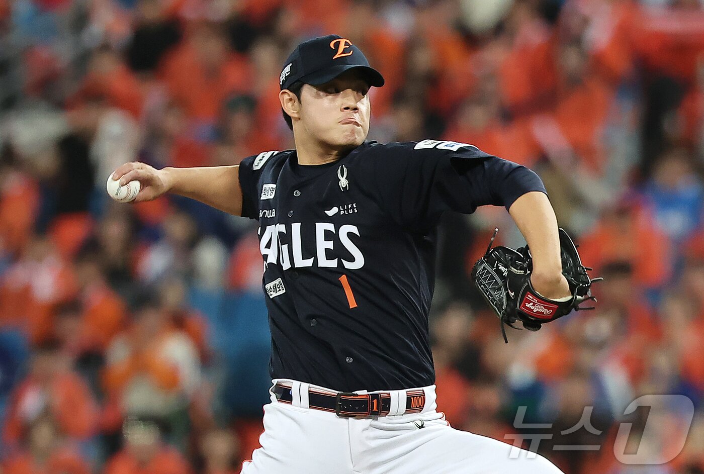 본문 이미지 - 21일 대구삼성라이온즈파크에서 열린 2025 신한 SOL뱅크 KBO 포스트시즌 플레이오프 3차전 한화 이글스와 삼성 라이온즈의 경기, 한화 문동주가 6회말 무사 1루 상황에 등판해 힘차게 공을 던지고 있다. 2025.10.21/뉴스1 ⓒ News1 김진환 기자