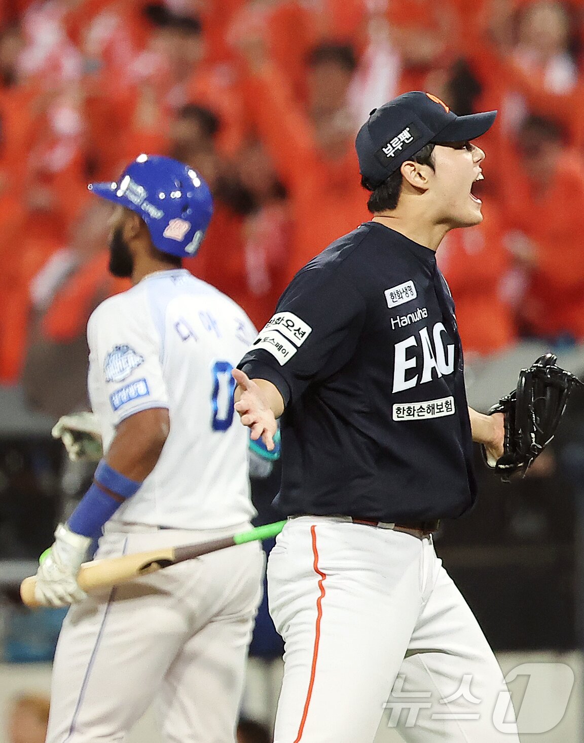 본문 이미지 - 21일 대구삼성라이온즈파크에서 열린 2025 신한 SOL뱅크 KBO 포스트시즌 플레이오프 3차전 한화 이글스와 삼성 라이온즈의 경기, 한화 문동주가 7회말 2사 2,3루 상황 삼성 디아즈를 중견수 플라이로 잡아낸 뒤 포효하고 있다. 2025.10.21/뉴스1 ⓒ News1 김진환 기자