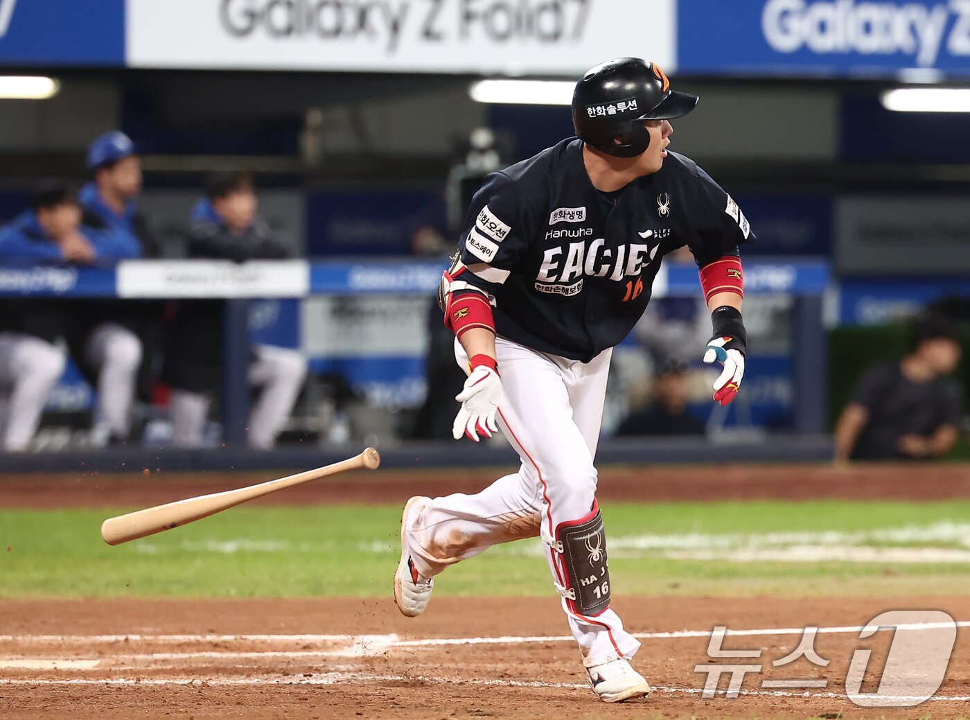 본문 이미지 - 21일 대구삼성라이온즈파크에서 열린 2025 신한 SOL뱅크 KBO 포스트시즌 플레이오프 3차전 한화 이글스와 삼성 라이온즈의 경기, 한화 하주석이 8회초 1사 1루 상황에서 안타를 치고 있다. 2025.10.21/뉴스1 ⓒ News1 김성진 기자