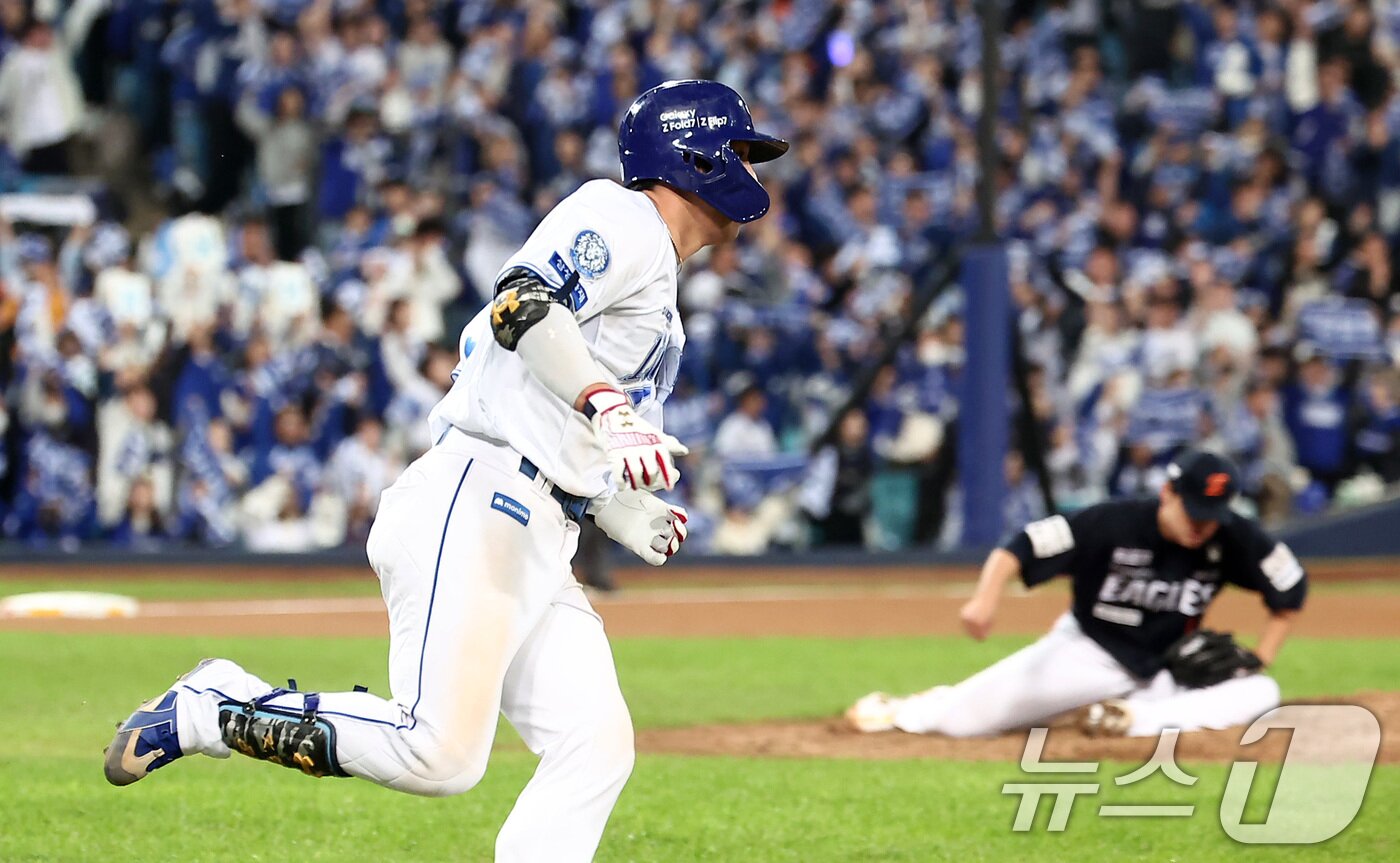 본문 이미지 - 21일 대구삼성라이온즈파크에서 열린 2025 신한 SOL뱅크 KBO 포스트시즌 플레이오프 3차전 한화 이글스와 삼성 라이온즈의 경기, 삼성 김영웅이 8회말 무사 선두타자로 나서 안타를 치고 있다. 2025.10.21/뉴스1 ⓒ News1 김성진 기자