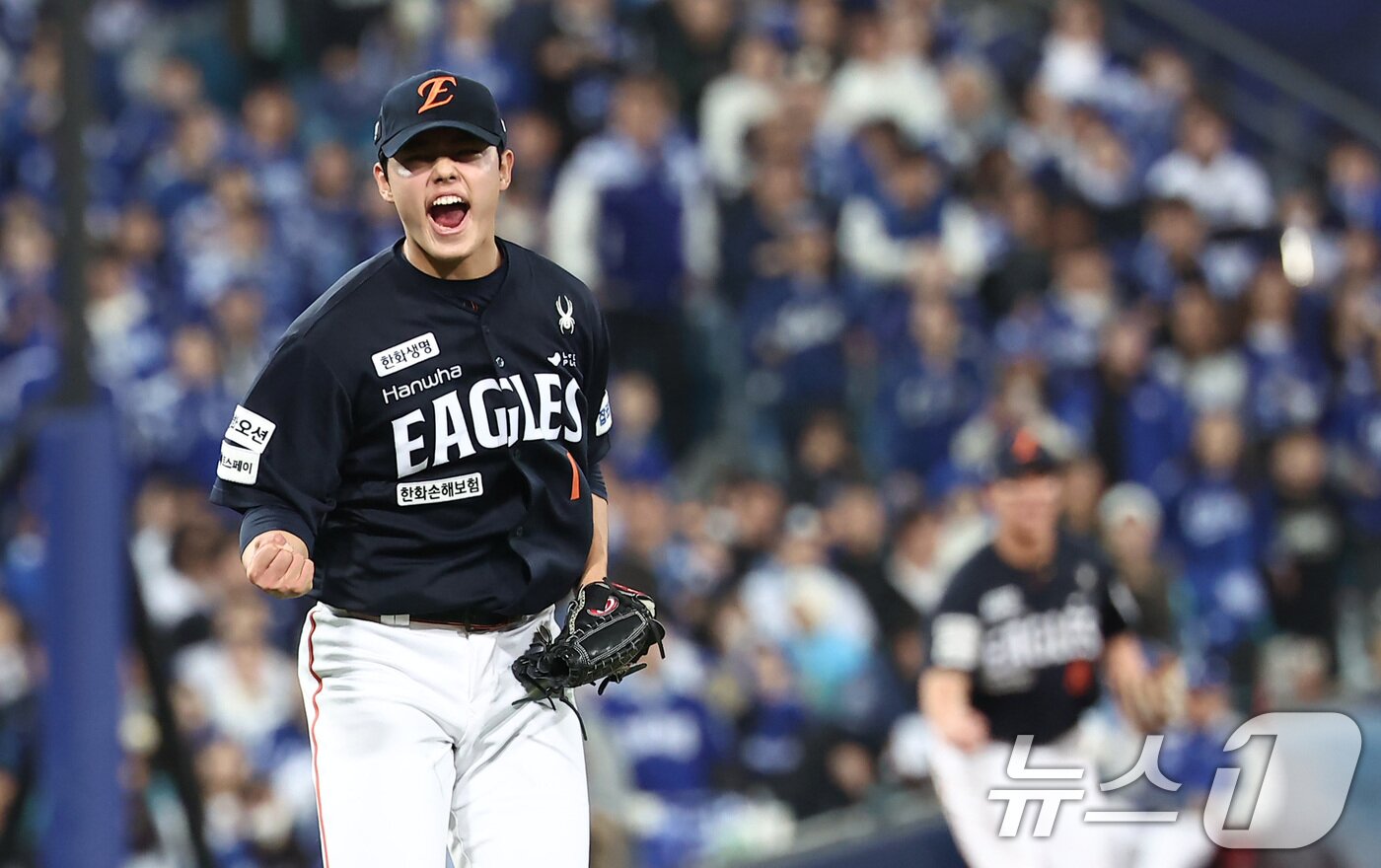 본문 이미지 - 21일 대구삼성라이온즈파크에서 열린 2025 신한 SOL뱅크 KBO 포스트시즌 플레이오프 3차전 한화 이글스와 삼성 라이온즈의 경기, 한화 문동주가 8회말 2사 2루 상황에서 삼성 강민호를 삼진 아웃으로 돌려세운 후 포효하고 있다. 2025.10.21/뉴스1 ⓒ News1 김성진 기자