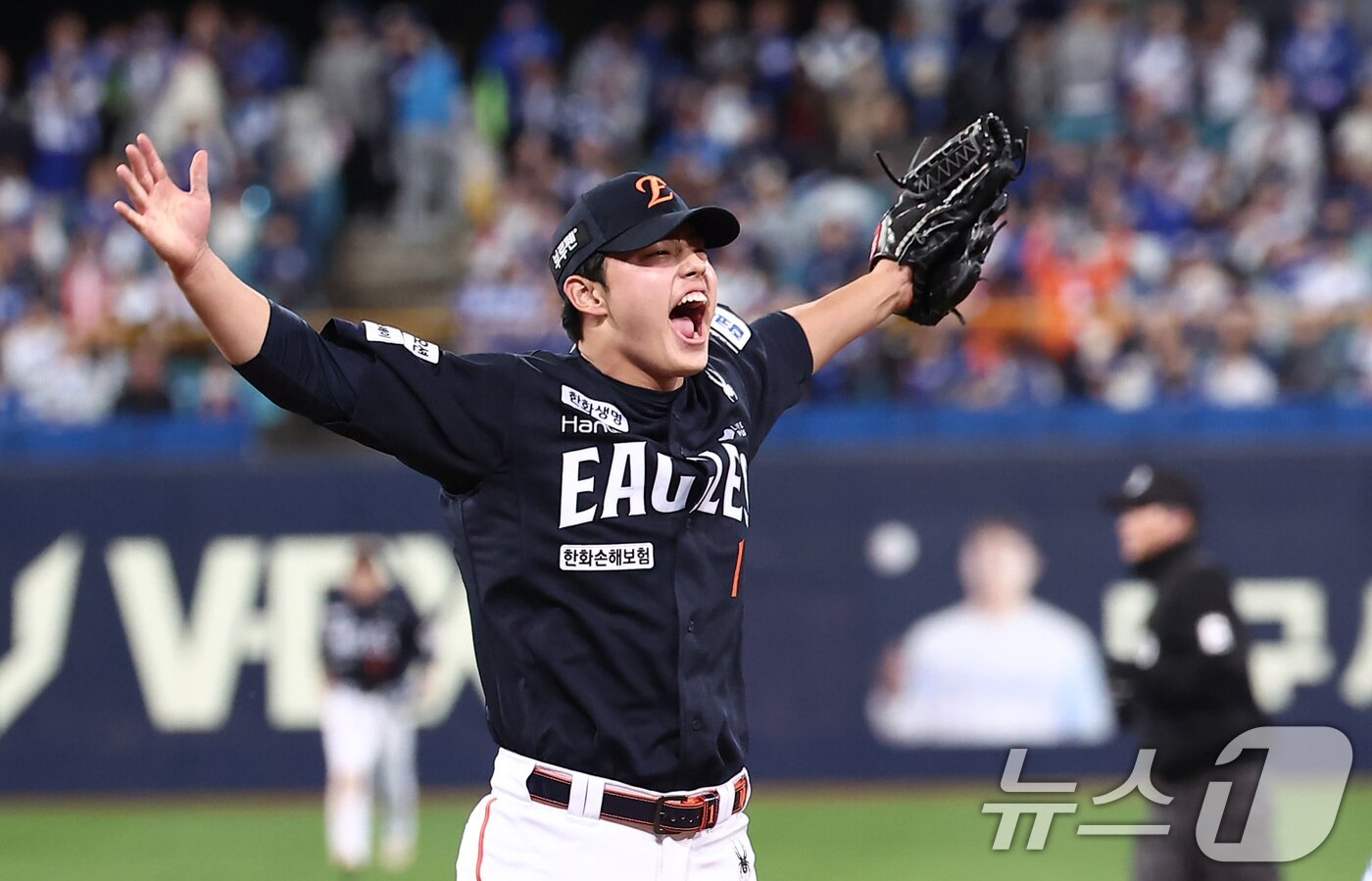 본문 이미지 - 21일 대구삼성라이온즈파크에서 열린 2025 신한 SOL뱅크 KBO 포스트시즌 플레이오프 3차전 한화 이글스와 삼성 라이온즈의 경기에서 한화 문동주가 4이닝 무실점을 펼치며 5-4로 승리한 후 포효하고 있다. 2025.10.21/뉴스1 ⓒ News1 김성진 기자