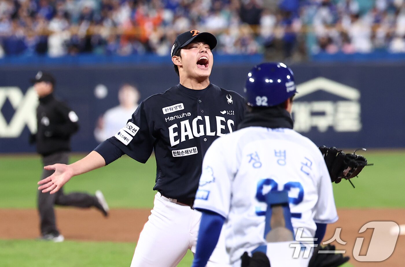 본문 이미지 - 21일 대구삼성라이온즈파크에서 열린 2025 신한 SOL뱅크 KBO 포스트시즌 플레이오프 3차전 한화 이글스와 삼성 라이온즈의 경기에서 한화 문동주가 4이닝 무실점을 펼치며 5-4로 승리한 후 포효하고 있다. 2025.10.21/뉴스1 ⓒ News1 김성진 기자