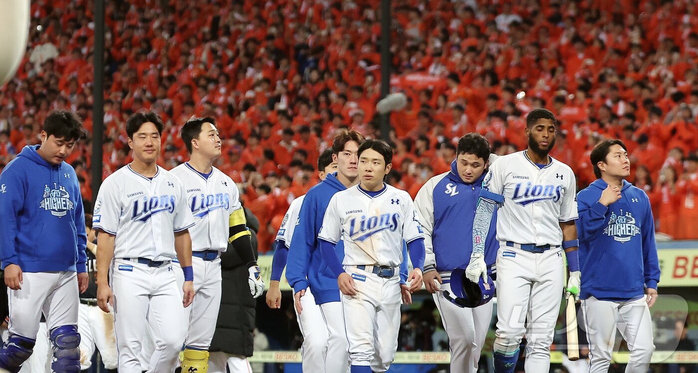 본문 이미지 - 21일 대구삼성라이온즈파크에서 열린 2025 신한 SOL뱅크 KBO 포스트시즌 플레이오프 3차전 한화 이글스와 삼성 라이온즈의 경기, 4대5 패배한 삼성 선수들이 아쉬운 표정을 지으며 그라운드를 빠져나가고 있다. 2025.10.21/뉴스1 ⓒ News1 김진환 기자