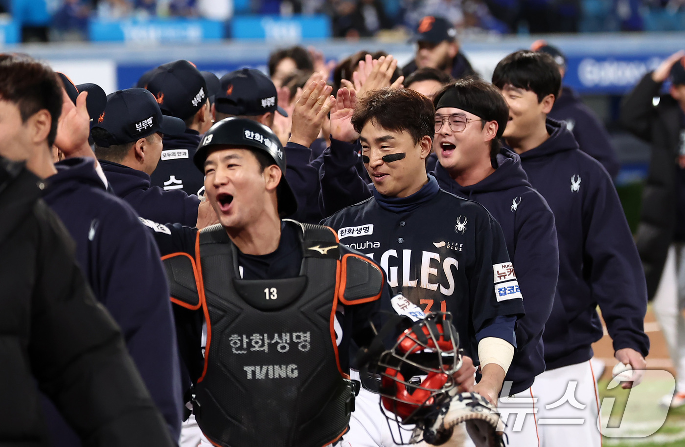 (대구=뉴스1) 김성진 기자 = 21일 대구삼성라이온즈파크에서 열린 2025 신한 SOL뱅크 KBO 포스트시즌 플레이오프 3차전 한화 이글스와 삼성 라이온즈의 경기에서 5-4로 승 …