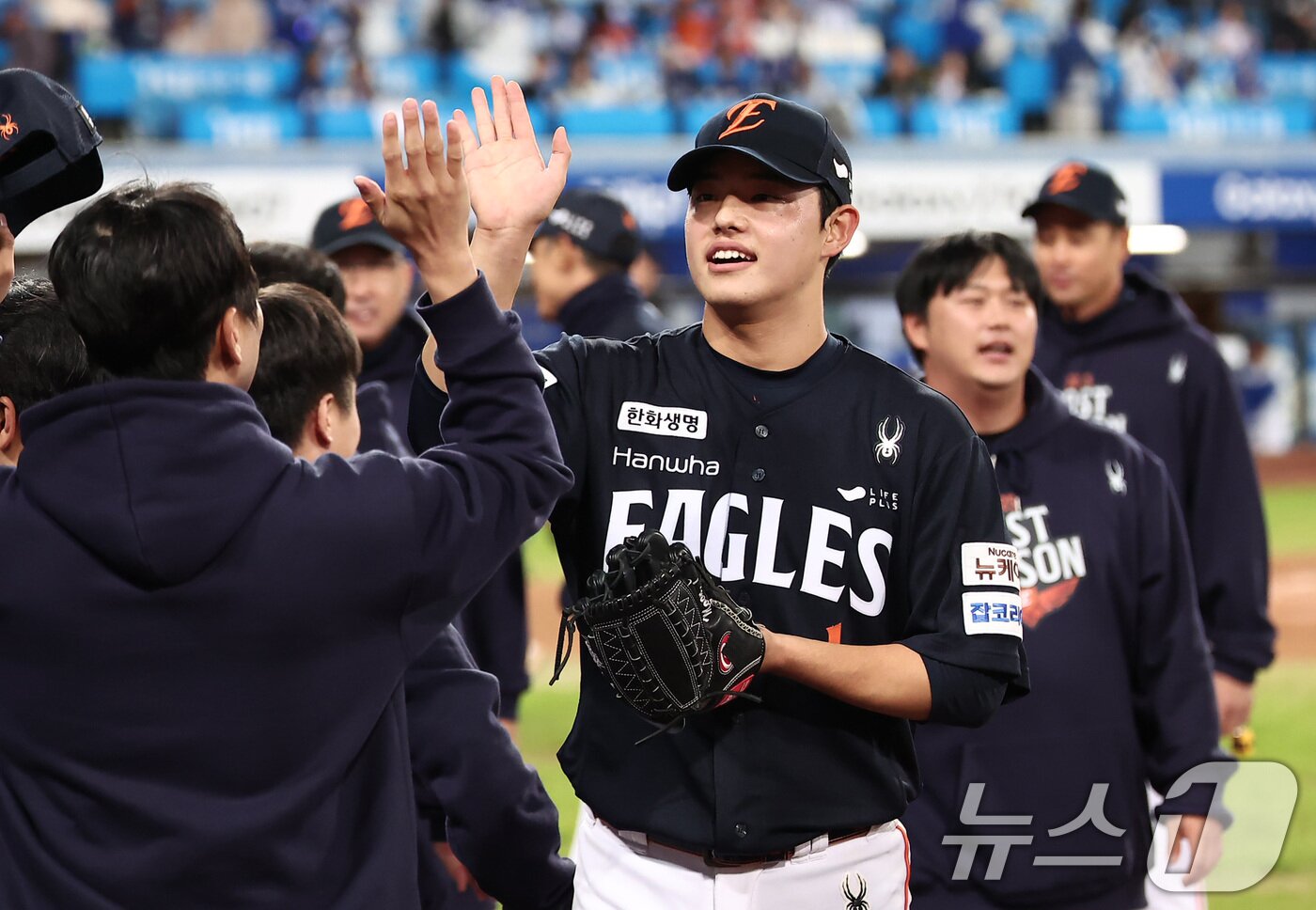 본문 이미지 - 21일 대구삼성라이온즈파크에서 열린 2025 신한 SOL뱅크 KBO 포스트시즌 플레이오프 3차전 한화 이글스와 삼성 라이온즈의 경기에서 5-4로 승리한 한화 문동주가 하이파이브를 하고 있다. 2025.10.21/뉴스1 ⓒ News1 김성진 기자