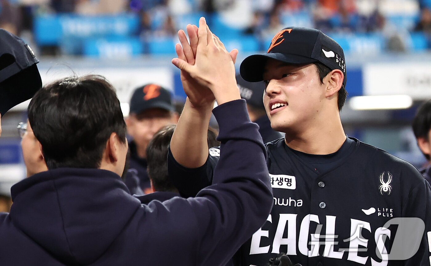 본문 이미지 - 21일 대구삼성라이온즈파크에서 열린 2025 신한 SOL뱅크 KBO 포스트시즌 플레이오프 3차전 한화 이글스와 삼성 라이온즈의 경기에서 5-4로 승리한 한화 문동주가 하이파이브를 하고 있다. 2025.10.21/뉴스1 ⓒ News1 김성진 기자