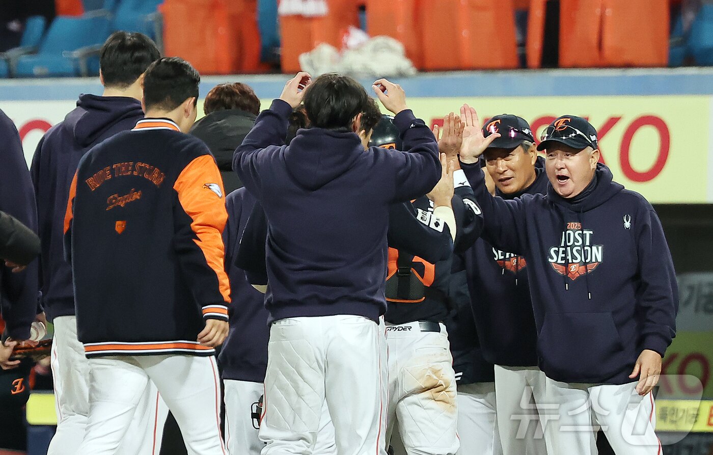 본문 이미지 - 21일 대구삼성라이온즈파크에서 열린 2025 신한 SOL뱅크 KBO 포스트시즌 플레이오프 3차전 한화 이글스와 삼성 라이온즈의 경기, 5대4 승리를 거둔 한화 김경문 감독이 선수들과 기쁨을 나누고 있다. 2025.10.21/뉴스1 ⓒ News1 김진환 기자
