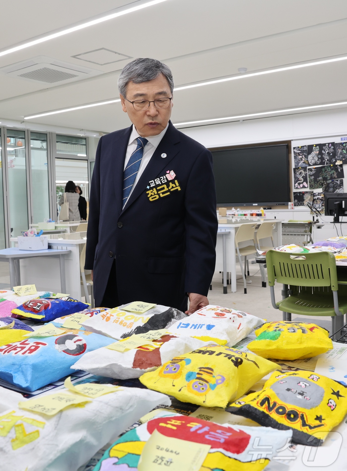 (서울=뉴스1) = 정근식 서울시교육감이 21일 오후 서울 성북구 종암중학교 ‘그린스마트미래학교 리모델링 개관식’에 참석해 시설을 둘러보고 있다. (서울시교육청 제공. 재판매 및 …