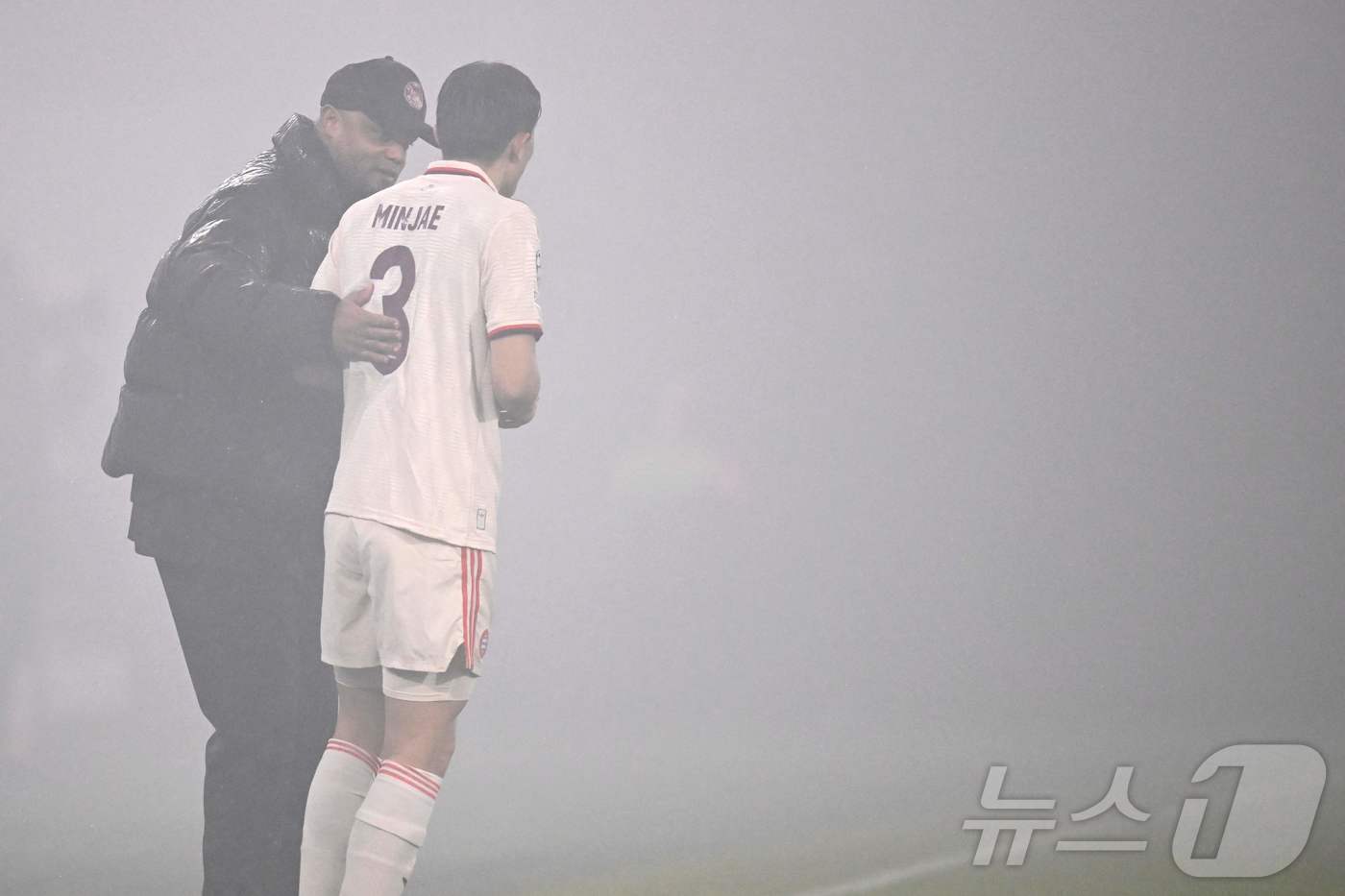 본문 이미지 - 뱅상 콩파니 바이에른 뮌헨 감독(왼쪽)과 김민재. ⓒ AFP=뉴스1