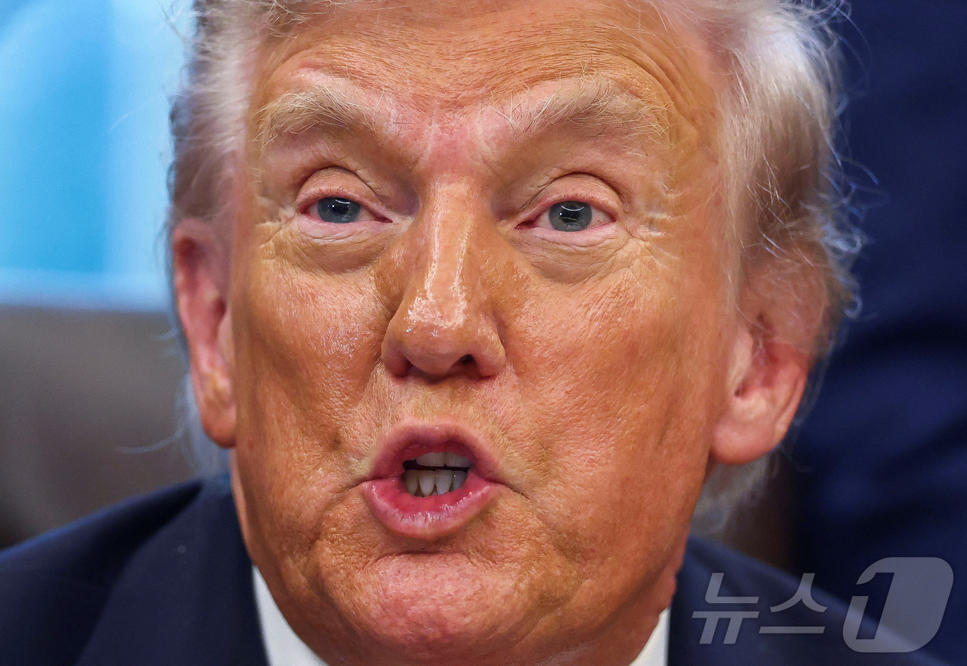 (로이터=뉴스1) 류정민 특파원 = 도널드 트럼프 미국 대통령이 21일(현지시간) 미국 워싱턴DC 백악관 집무실에서 기자들과 만나 발언하고 있다.ⓒ 로이터=뉴스1