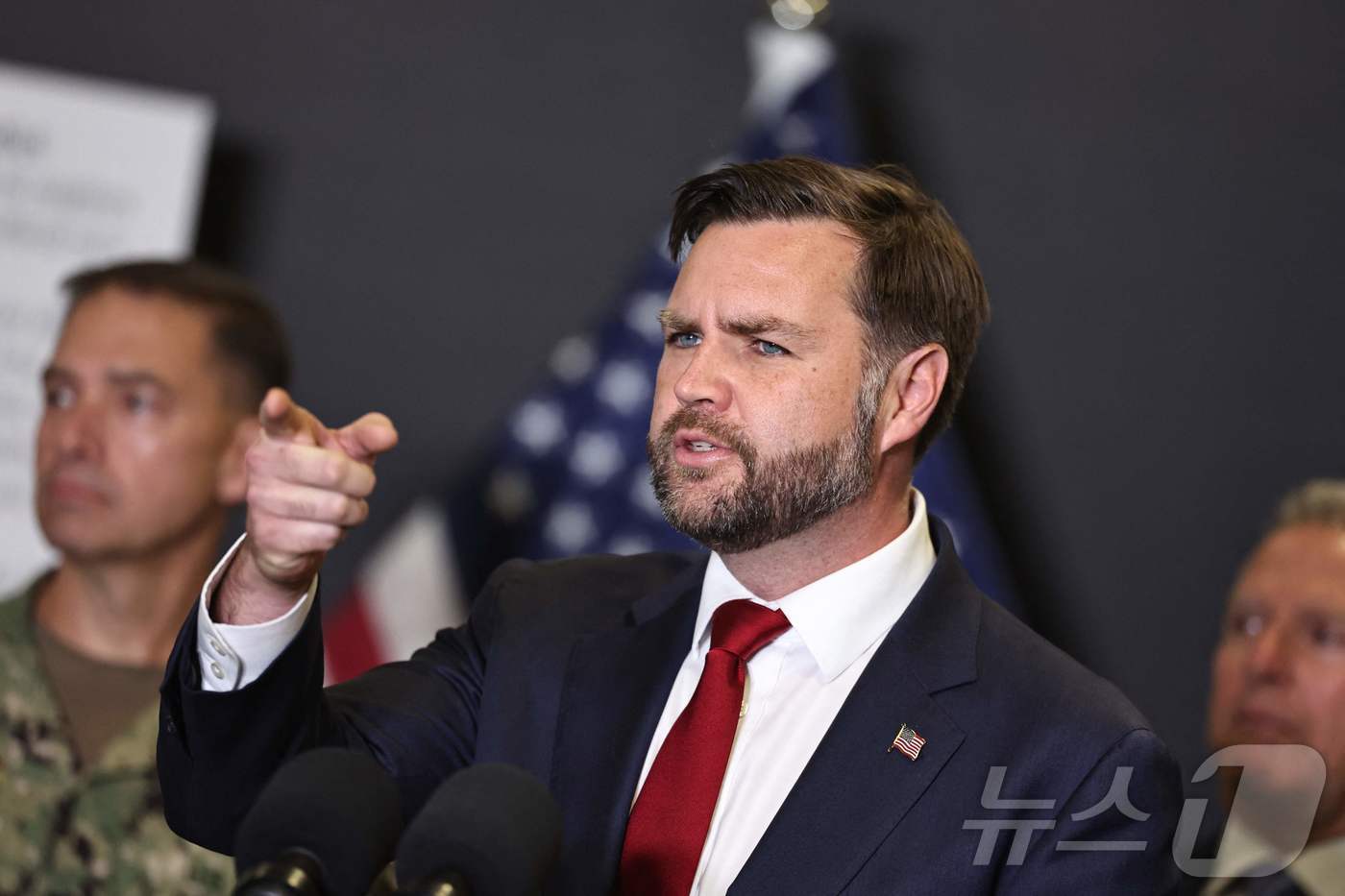 (키르얏 갓 AFP=뉴스1) 김지완 기자 = 21일(현지시간) JD 밴스 미국 부통령이 이스라엘 남부 키르얏 갓에서 열린 미군과 이스라엘의 민군합동조정센터 개소식 이후 열린 기자회 …