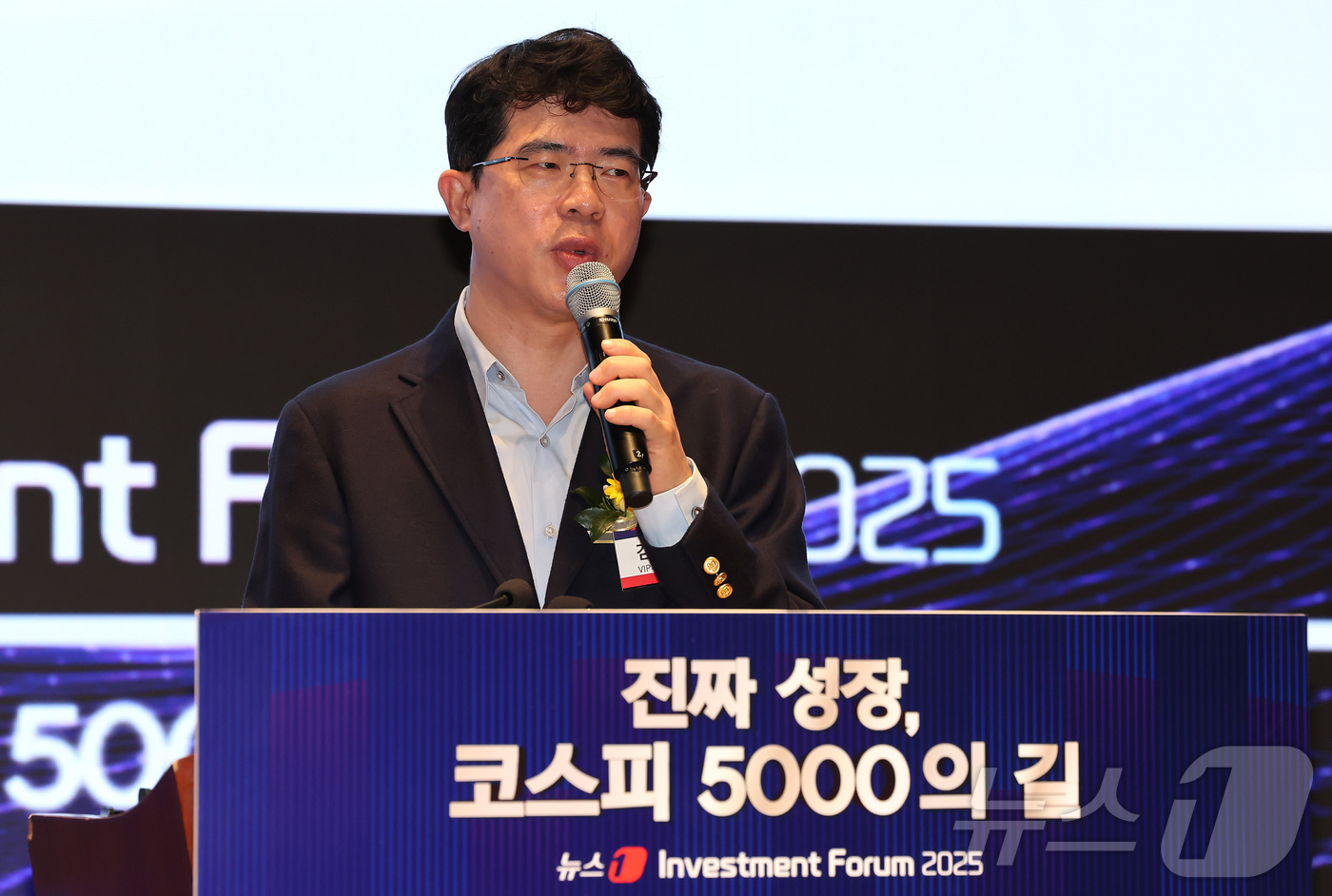 (서울=뉴스1) 장수영 기자 = 김민국 VIP자산운용 대표가 22일 서울 여의도 한국거래소에서 열린 2025 뉴스1 투자포럼(NIF)에서 코스피 5000을 위한 3가지 제언을 주제 …