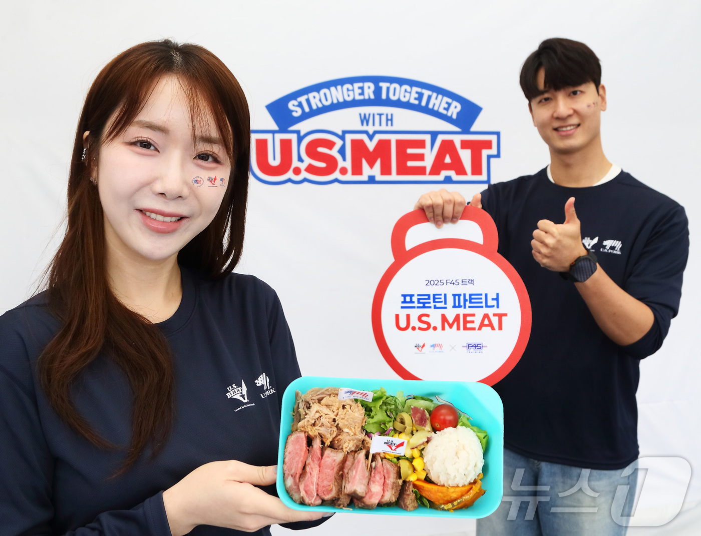 (서울=뉴스1) = 미국육류수출협회는 서울시 서대문구 연세대학교 신촌 캠퍼스에서 개최된 대규모 피트니스 페스티벌 ‘2025 F45 트랙’의 메인 스폰서로 참여해 미국산 육류의 맛과 …