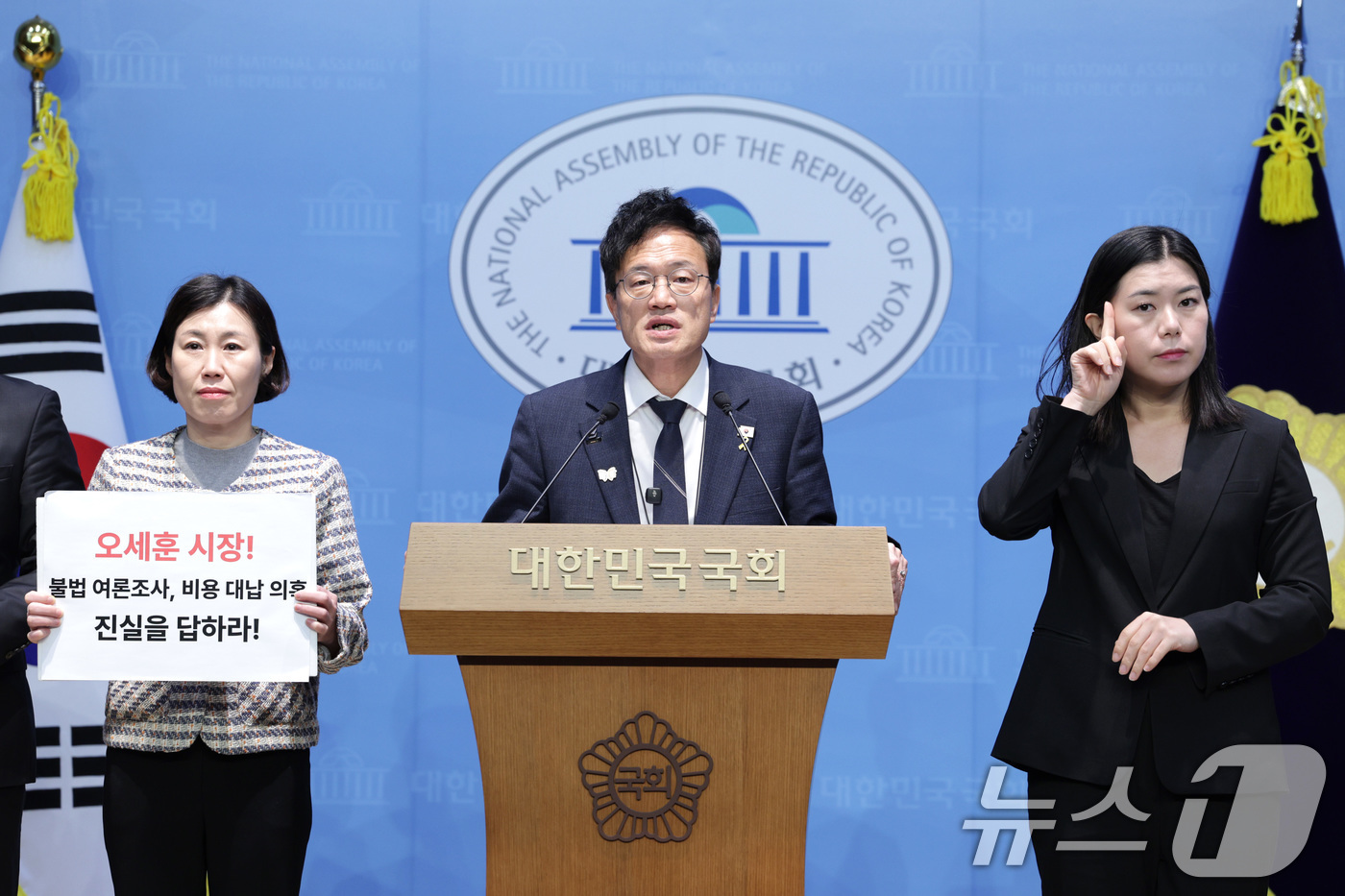 (서울=뉴스1) 유승관 기자 = 박주민 더불어민주당 의원이 22일 서울 여의도 국회 소통관에서 오세훈-명태균 게이트 의혹 진상규명 촉구 기자회견을 하고 있다. 2025.10.22/ …