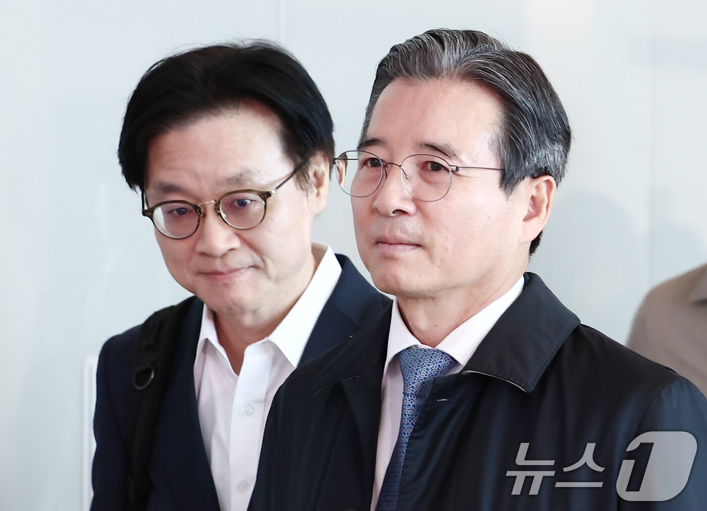 본문 이미지 - 김용범 대통령실 정책실장과 김정관 산업통상자원부 장관이 22일 오전 인천공항 2터미널에서 한미 관세협상 후속 협의를 위해 미국으로 출국하고 있다. 2025.10.22/뉴스1 ⓒ News1 김민지 기자