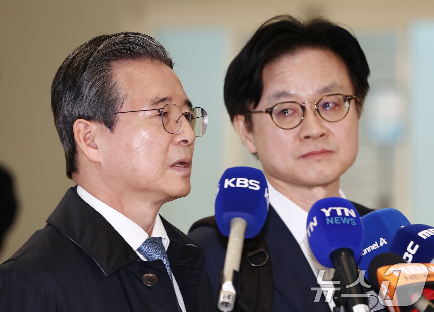 본문 이미지 - 김용범 대통령실 정책실장과 김정관 산업통상자원부 장관이 22일 오전 인천공항 2터미널에서 한미 관세협상 후속 협의를 위해 미국으로 출국하기 전 취재진 질의에 답변하고 있다. 2025.10.22/뉴스1 ⓒ News1 김민지 기자