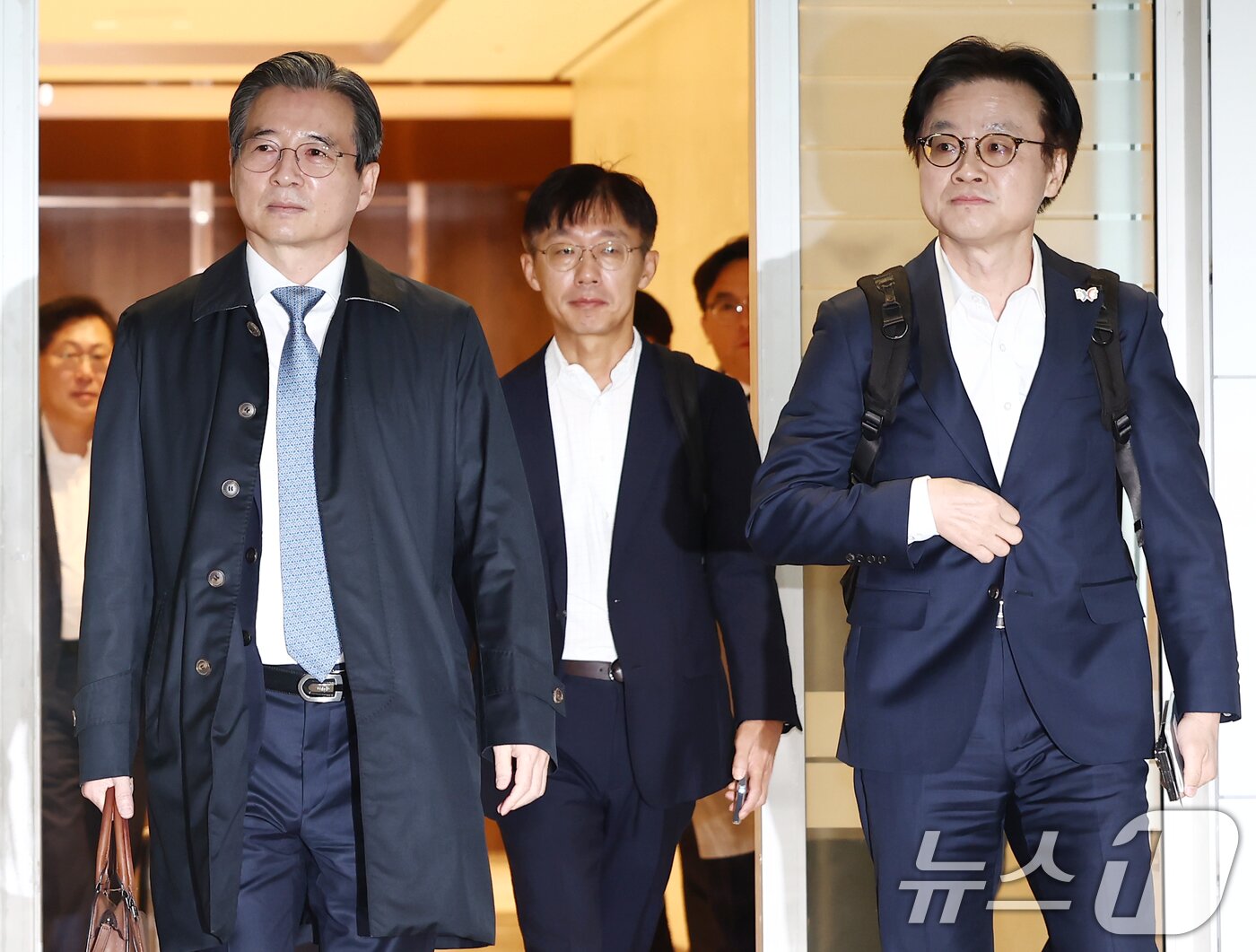 본문 이미지 - 김용범 대통령실 정책실장과 김정관 산업통상자원부 장관이 22일 오전 인천공항 2터미널에서 한미 관세협상 후속 협의를 위해 미국으로 출국하고 있다. 2025.10.22/뉴스1 ⓒ News1 김민지 기자