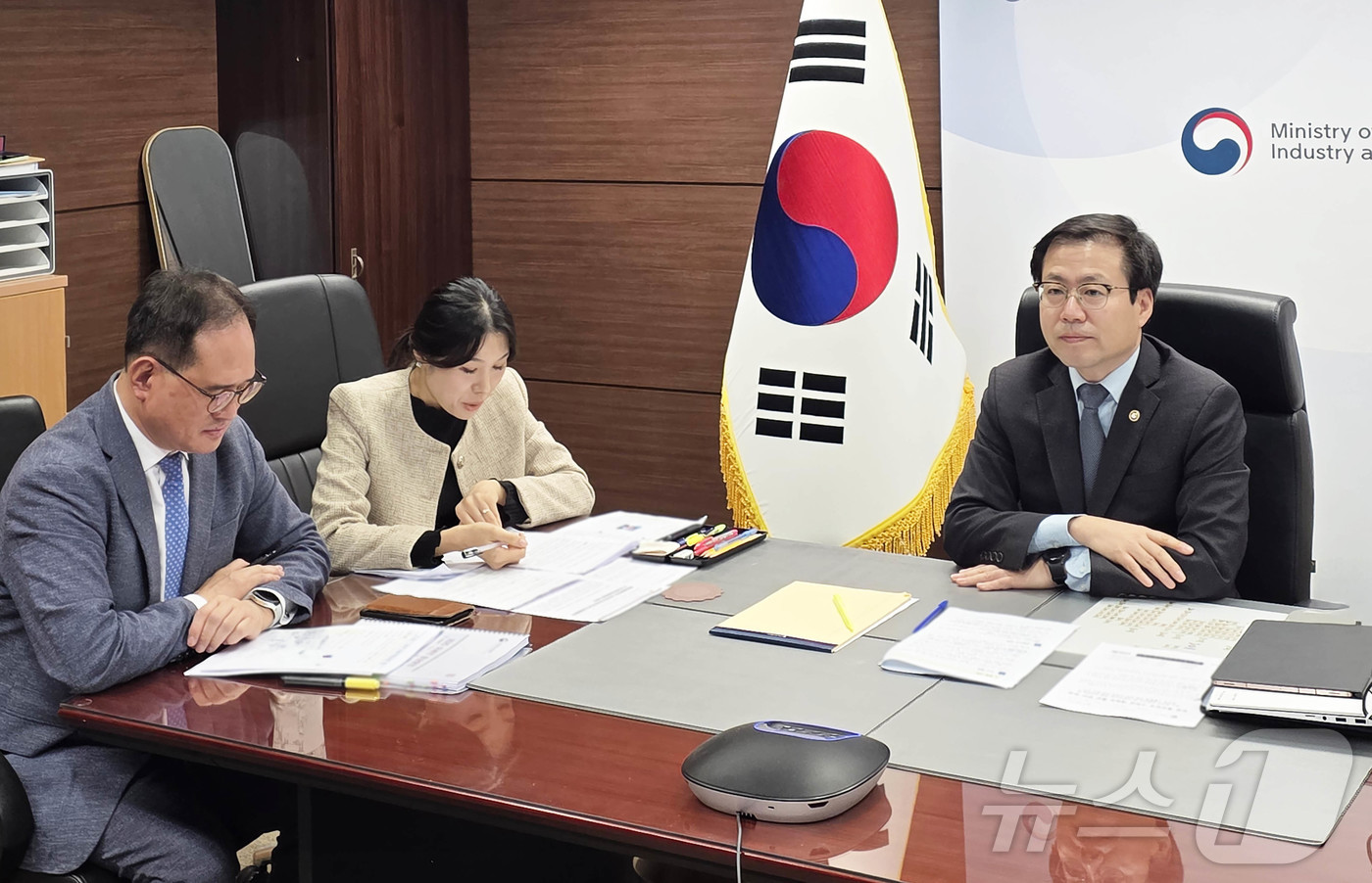 (서울=뉴스1) = 여한구 산업통상부 통상교섭본부장이 22일 서울 중구 대한상공회의소에서 리 청강 중국 상무부 국제무역협상대표(장관급)와 화상으로 면담을 갖고 있다. (산업통상부 …