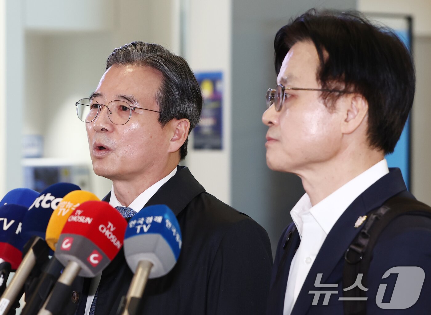 본문 이미지 - 김용범 대통령실 정책실장과 김정관 산업통상자원부 장관이 22일 오전 인천공항 2터미널에서 한미 관세협상 후속 협의를 위해 미국으로 출국하기 전 취재진 질의에 답변하고 있다. 2025.10.22/뉴스1 ⓒ News1 김민지 기자