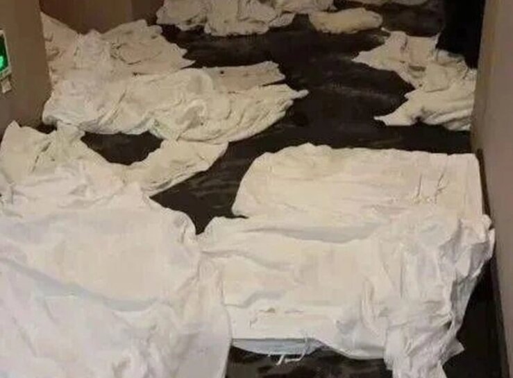 본문 이미지 - (침수사고가 발생 이후 청소중인 호텔 현장. Vietnam.vn)