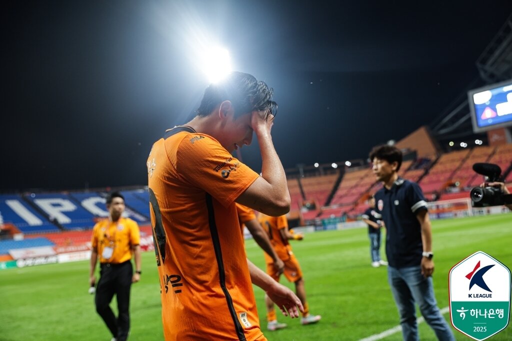 본문 이미지 - 제주SK는 김학범 감독이 성적 부진의 책임을 지고 물러난 뒤에도 반등하지 못하고 강등권 위기에 놓여 있다. (한국프로축구연맹 제공)