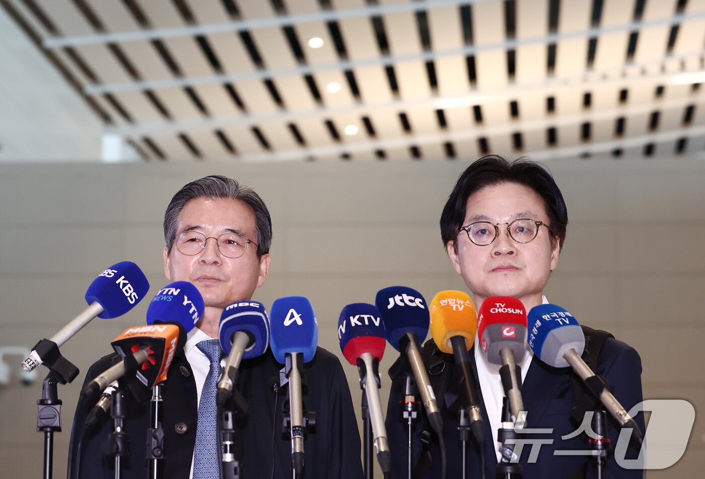 본문 이미지 - 김용범 대통령실 정책실장과 김정관 산업통상자원부 장관이 22일 오전 인천공항 2터미널에서 한미 관세협상 후속 협의를 위해 미국으로 출국하기 전 취재진 질의를 듣고 있다. 2025.10.22/뉴스1 ⓒ News1 김민지 기자