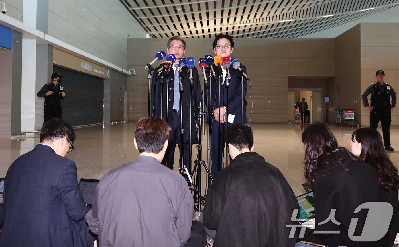 본문 이미지 - 김용범 대통령실 정책실장과 김정관 산업통상자원부 장관이 22일 오전 인천공항 2터미널에서 한미 관세협상 후속 협의를 위해 미국으로 출국하기 전 취재진 질의에 답변하고 있다. 2025.10.22/뉴스1 ⓒ News1 김민지 기자