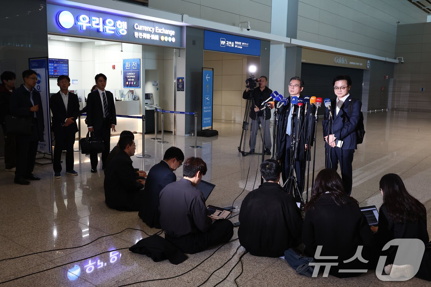 본문 이미지 - 김용범 대통령실 정책실장과 김정관 산업통상자원부 장관이 22일 오전 인천공항 2터미널에서 한미 관세협상 후속 협의를 위해 미국으로 출국하기 전 취재진 질의에 답변하고 있다. 2025.10.22/뉴스1 ⓒ News1 김민지 기자