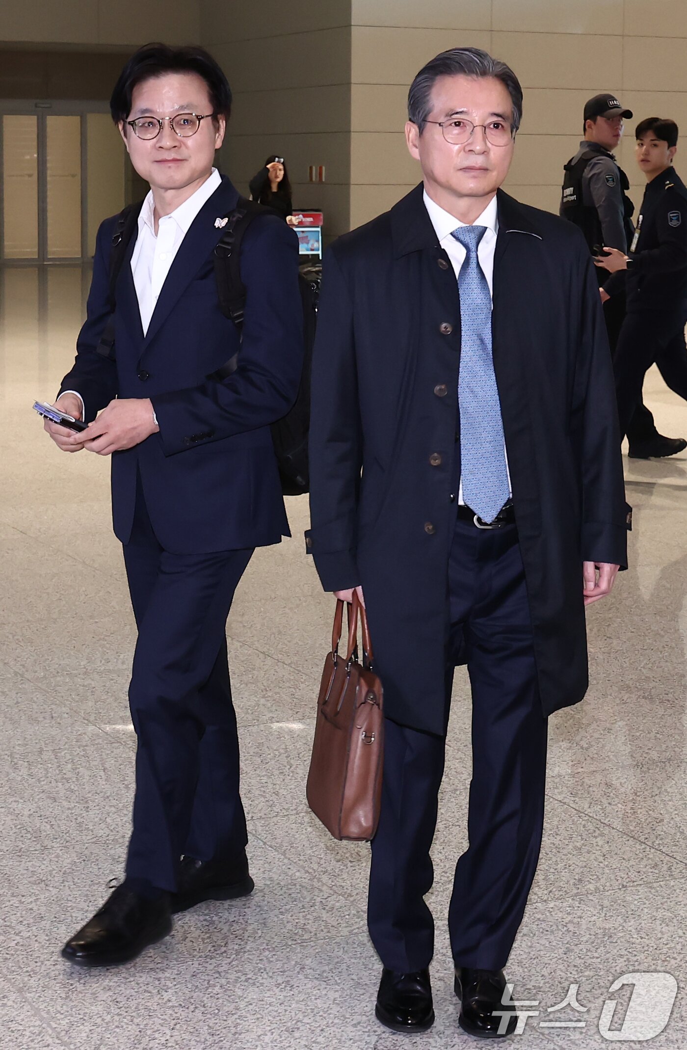 본문 이미지 - 김용범 대통령실 정책실장과 김정관 산업통상자원부 장관이 22일 오전 인천공항 2터미널에서 한미 관세협상 후속 협의를 위해 미국으로 출국하기 전 취재진 질의를 듣고 있다. 2025.10.22/뉴스1 ⓒ News1 김민지 기자