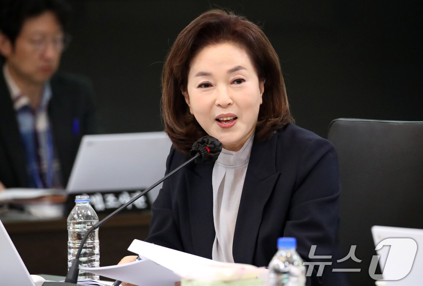 본문 이미지 - 22일 오전 대구시교육청에서 열린 국회 교육위원회의 경북대, 강원대, 경북대병원, 강원대병원, 경북대치과병원, 강릉원주대치과병원에 대한 국정감사에서 김민전 국민의힘 의원이 질의하고 있다. 2025.10.22/뉴스1 ⓒ News1 공정식 기자