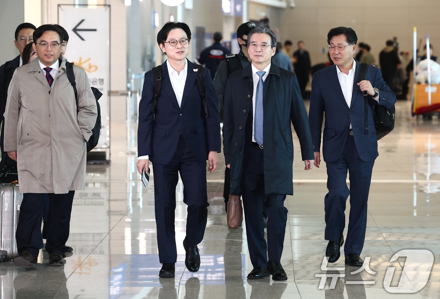 본문 이미지 - 김용범 대통령실 정책실장과 김정관 산업통상자원부 장관이 22일 오전 인천공항 2터미널에서 한미 관세협상 후속 협의를 위해 미국으로 출국하고 있다. 2025.10.22/뉴스1 ⓒ News1 김민지 기자