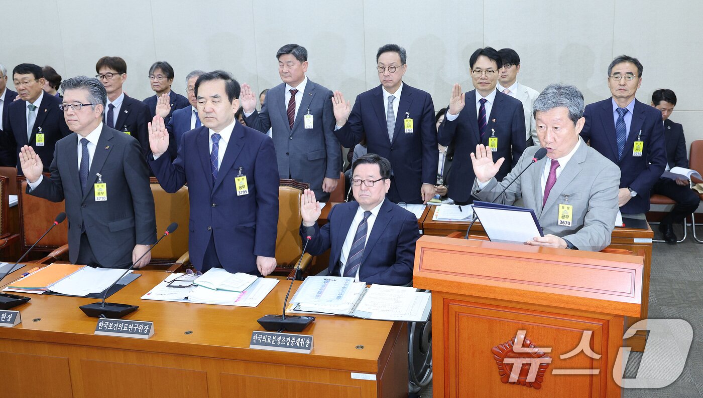 본문 이미지 - 차순도 한국보건산업진흥원장이 22일 서울 여의도 국회 보건복지위원회에서 열린 한국보건산업진흥원 등에 대한 국정 감사에서 선서를 하고 있다. 2025.10.22 ⓒ 뉴스1 신웅수 기자