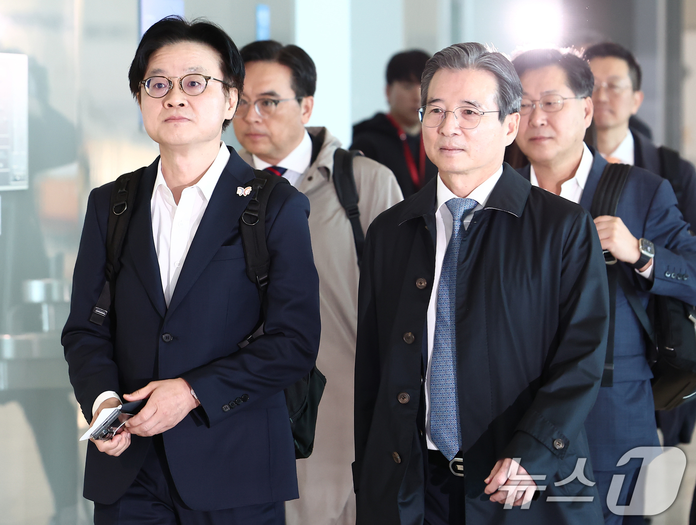 (인천공항=뉴스1) 김민지 기자 = 김용범 대통령실 정책실장과 김정관 산업통상자원부 장관이 22일 오전 인천공항 2터미널에서 한미 관세협상 후속 협의를 위해 미국으로 출국하고 있다 …