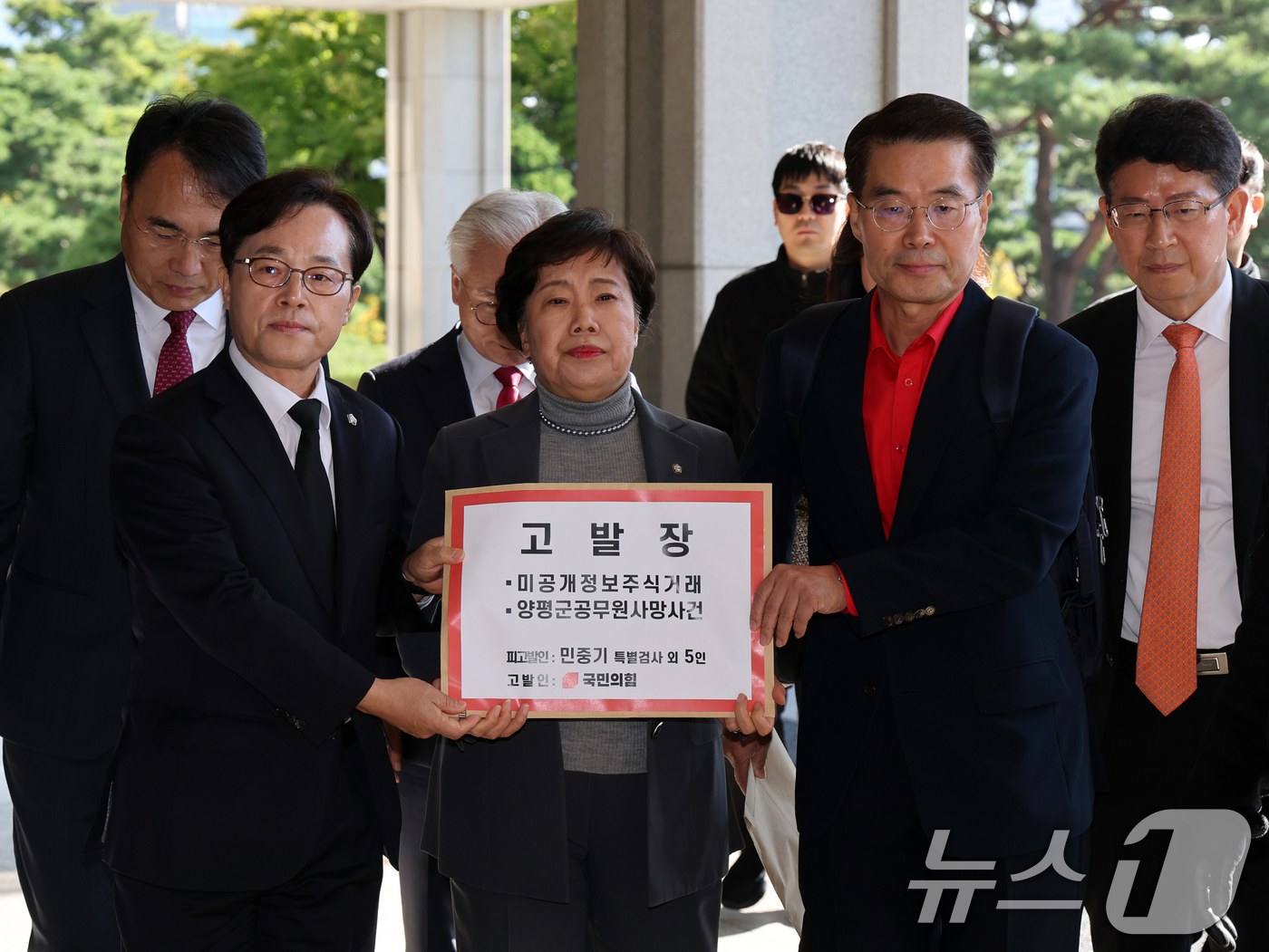 (서울=뉴스1) 황기선 기자 = 조배숙 국민의힘 사법정의수호 및 독재저지특별위원장이 22일 오전 서울 서초구 서울중앙지방검찰청 앞에서 민중기 특별검사를 자본시장법위반, 직권남용 등 …