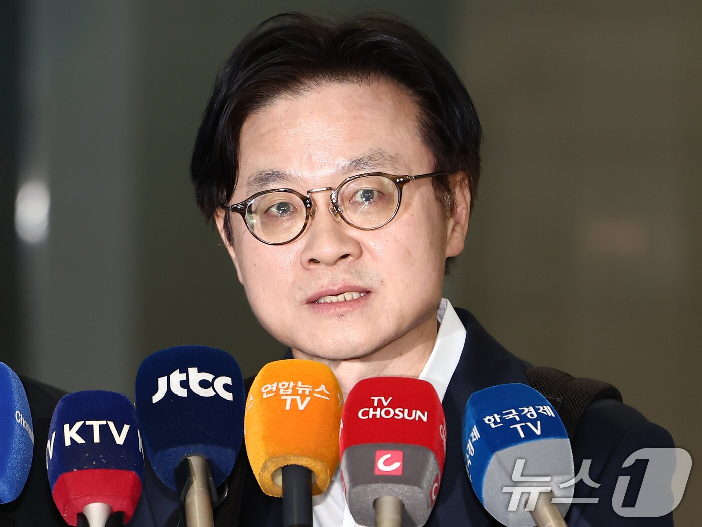 본문 이미지 - 김정관 산업통상자원부 장관이 22일 오전 인천공항 2터미널에서 한미 관세협상 후속 협의를 위해 미국으로 출국하기 전 취재진 질의에 답변하고 있다. 2025.10.22/뉴스1 ⓒ News1 김민지 기자