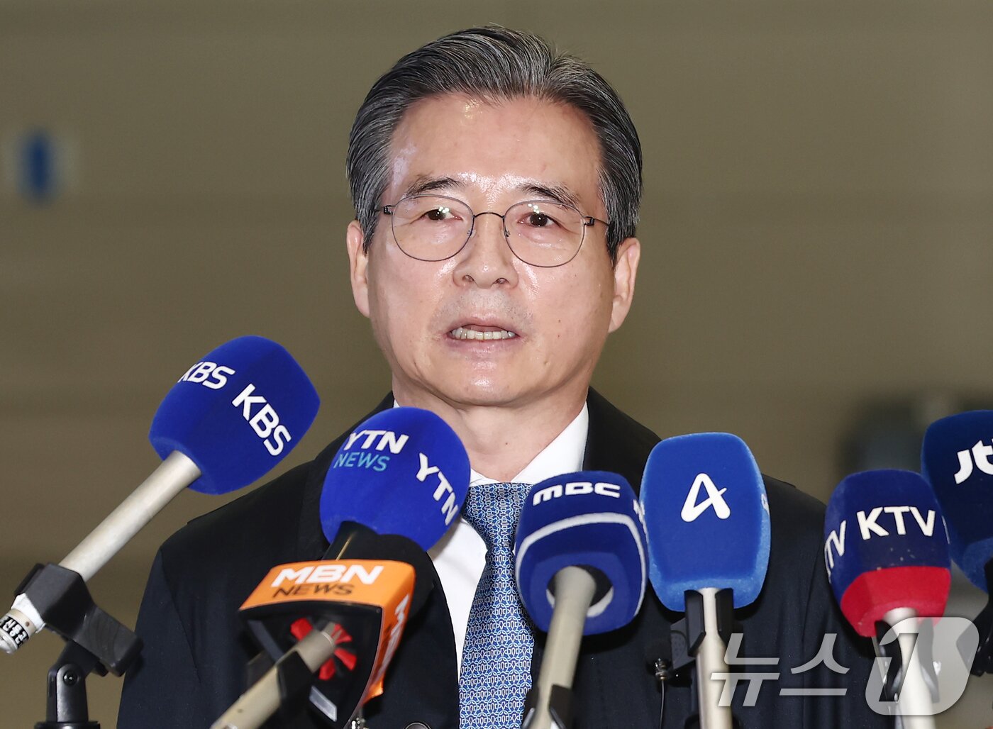 본문 이미지 - 김용범 대통령실 정책실장이 22일 오전 인천공항 2터미널에서 한미 관세협상 후속 협의를 위해 미국으로 출국하기 전 취재진 질의에 답변하고 있다. 2025.10.22/뉴스1 ⓒ News1 김민지 기자