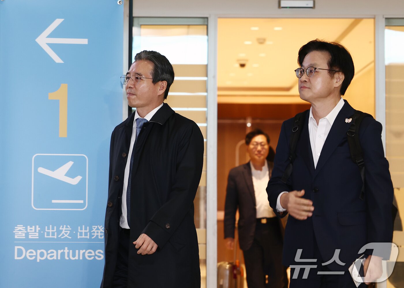 본문 이미지 - 김용범 대통령실 정책실장과 김정관 산업통상자원부 장관이 22일 오전 인천공항 2터미널에서 한미 관세협상 후속 협의를 위해 미국으로 출국하고 있다. 2025.10.22/뉴스1 ⓒ News1 김민지 기자