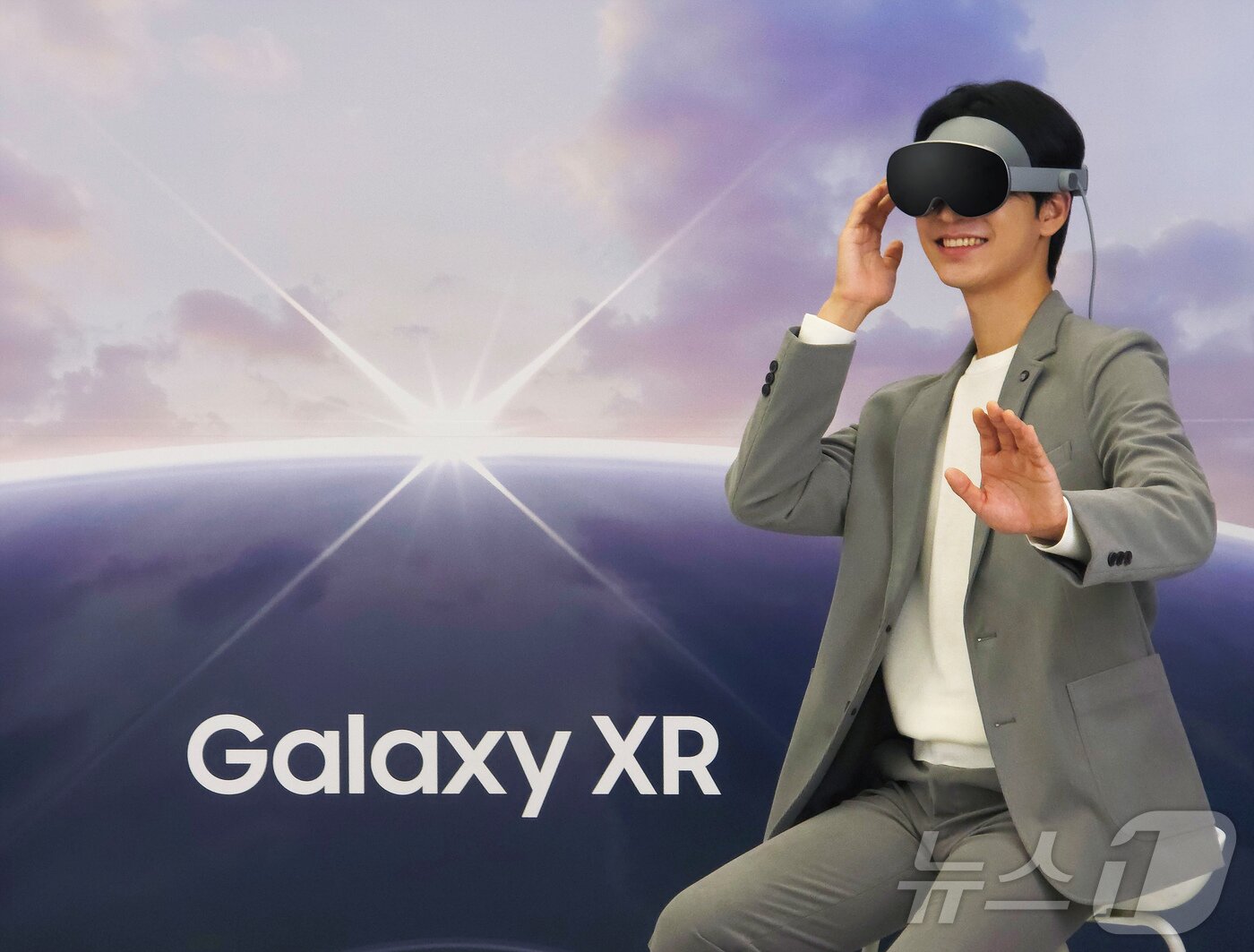 본문 이미지 - 삼성전자가 새로운 AI 경험을 제공하는 헤드셋 형태의 모바일 기기 &#39;갤럭시 XR&#40;Galaxy XR&#41;&#39;을 22일 국내 출시한다고 밝혔다&#40;삼성전자 제공. 재판매 및 DB금지&#41; 2025.10.22/뉴스1