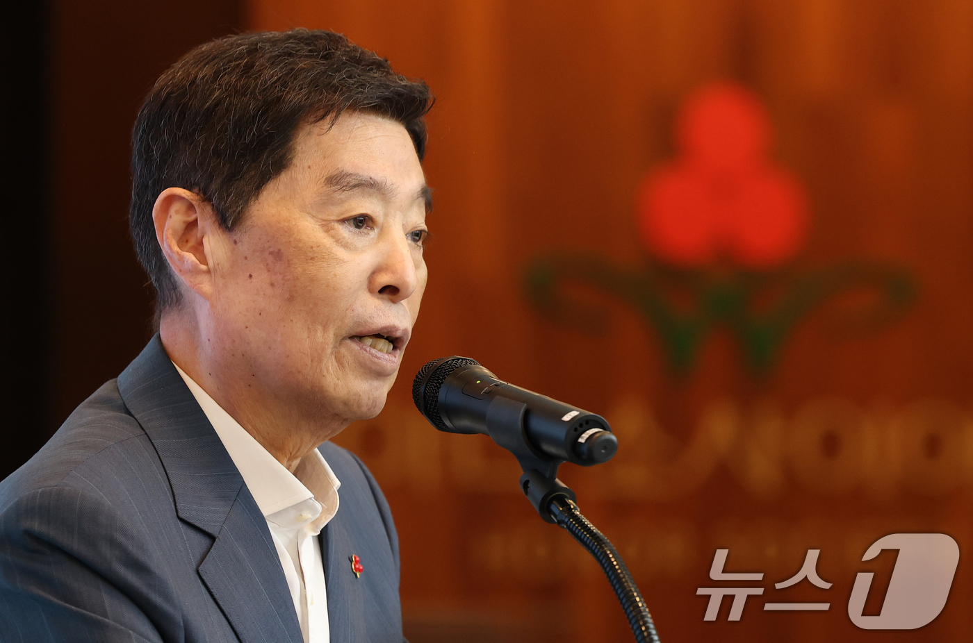 (서울=뉴스1) 오대일 기자 = 김병준 사회복지공동모금회 회장이  22일 오전 서울 중구 사회복지공동모금회에서 열린 학대 피해아동 보호를 위한 '아이케어' 사업 업무협약식에서 인사 …