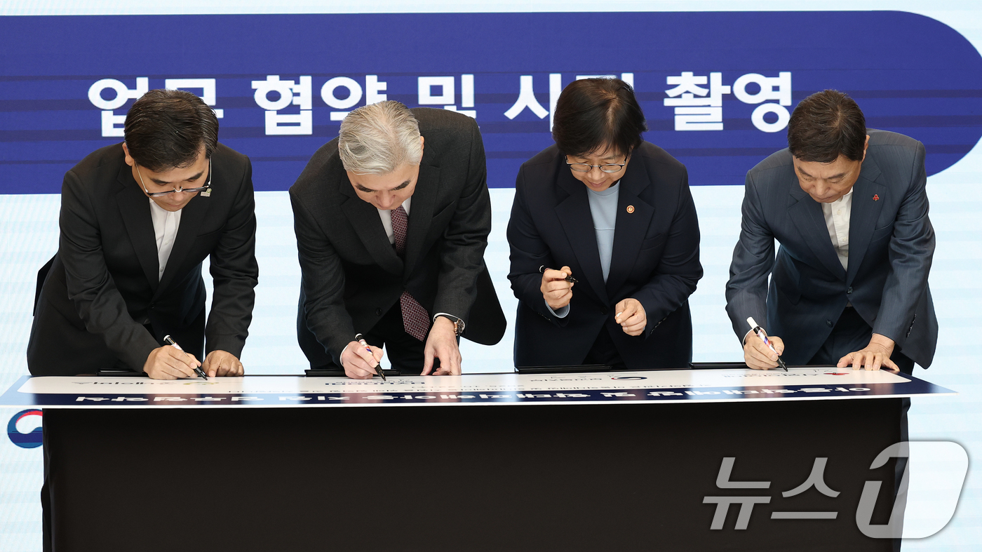 (서울=뉴스1) 오대일 기자 = 정은경 보건복지부 장관(왼쪽 세번째)이 22일 오전 서울 중구 사회복지공동모금회에서 열린 학대 피해아동 보호를 위한 '아이케어' 사업 업무협약식에서 …