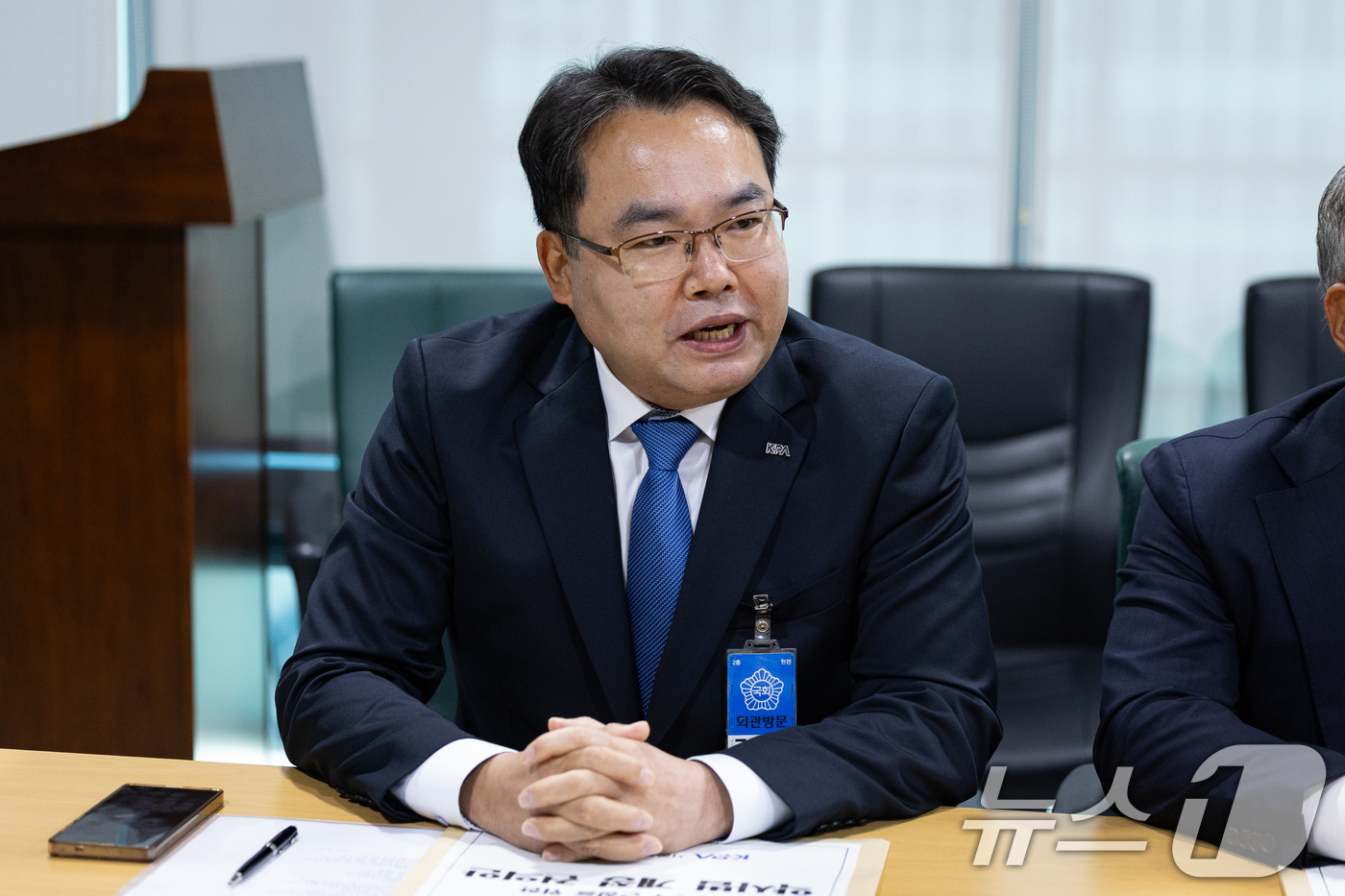 (서울=뉴스1) 유승관 기자 = 김위학 서울시약사회장이 22일 서울 여의도 국회 의원회관에서 전현희 더불어민주당 최고위원과 서울시의사회, 서울시치과의사회, 서울시한의사회, 서울시약 …