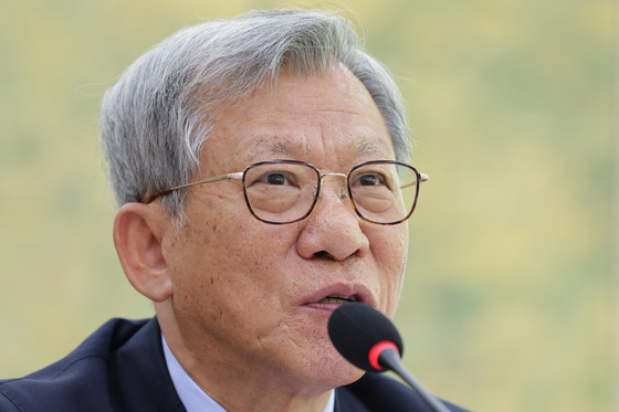 유홍준 국립중앙박물관장, 국감서 고개 숙여 사과…"중대한 불찰"