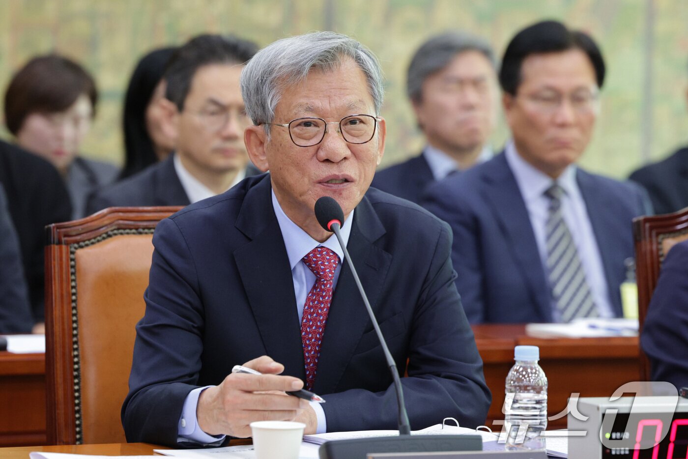 본문 이미지 - 유홍준 국립중앙박물관장이 22일 서울 여의도 국회 문화체육관광위원회에서 열린 국립중앙박물관 등에 대한 국정감사에서 의원 질의에 답변하고 있다. 2025.10.22/뉴스1 ⓒ News1 신웅수 기자