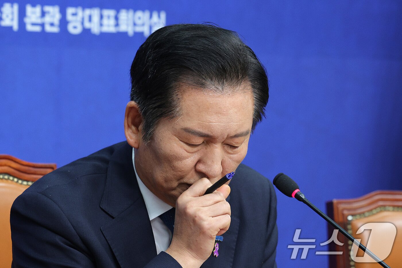 본문 이미지 - 정청래 더불어민주당 대표가 22일 서울 여의도 국회에서 열린 지방선거기획단 3차 회의에서 생각에 잠겨 있다. 2025.10.22/뉴스1 ⓒ News1 신웅수 기자