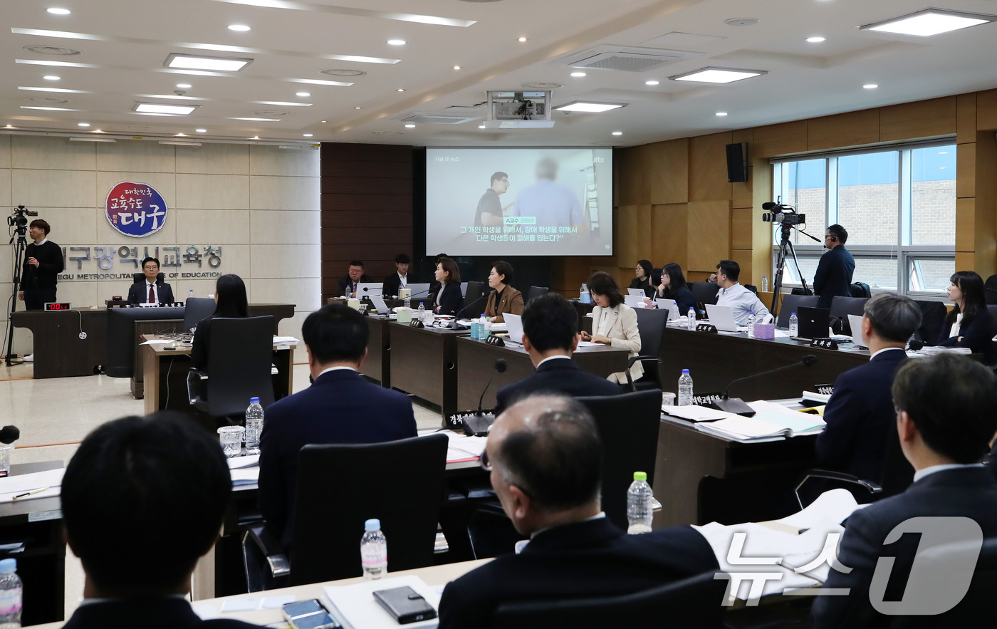 (대구=뉴스1) 공정식 기자 = 22일 오전 대구시교육청에서 열린 국회 교육위원회의 경북대, 강원대, 경북대병원, 강원대병원, 경북대치과병원, 강릉원주대치과병원에 대한 국정감사에서 …